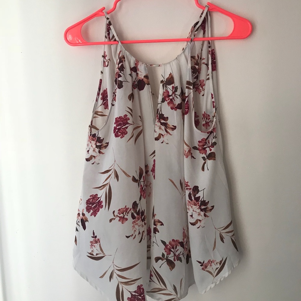 NWOT Beautiful floral Francesca’s top